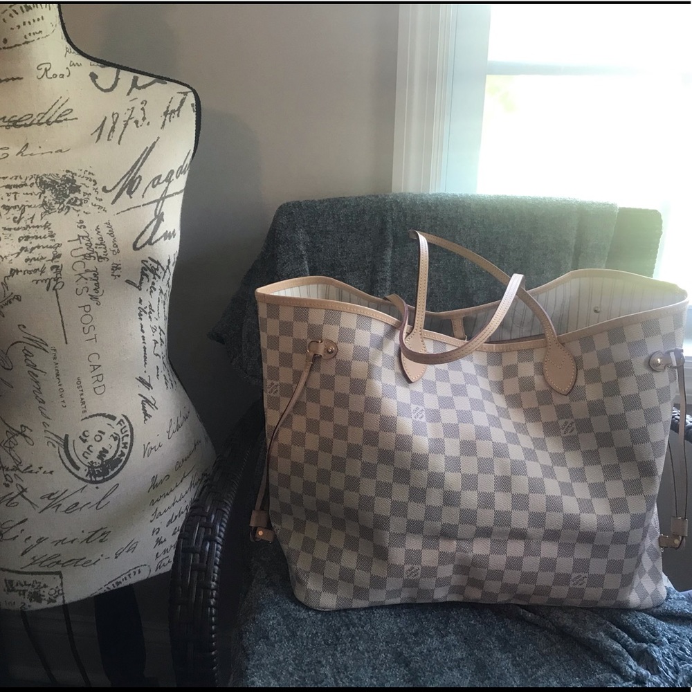 GM Damier Azure Neverfull. Wore 3 x. Small smudge inside.